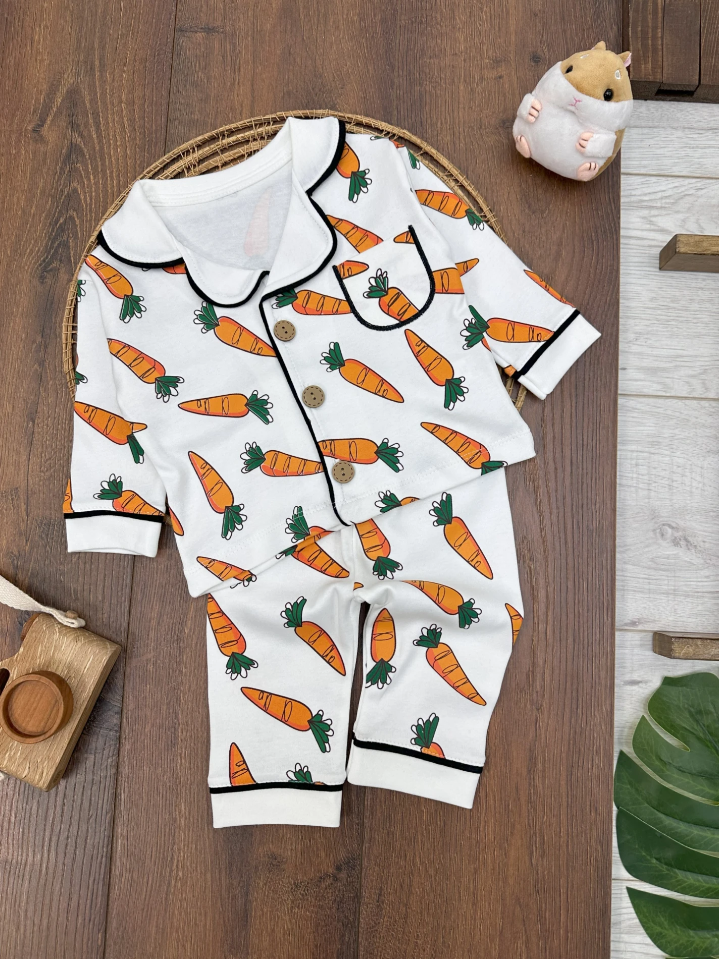 %100 Pamuk Yumuşak Doku Havuç Baskılı Rahat Kalıp Kruvaze Yaka Mevsimlik Unisex Bebek Pijama Takımı