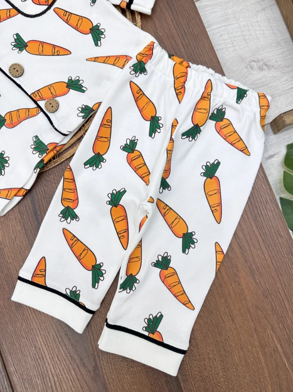 %100 Pamuk Yumuşak Doku Havuç Baskılı Rahat Kalıp Kruvaze Yaka Mevsimlik Unisex Bebek Pijama Takımı