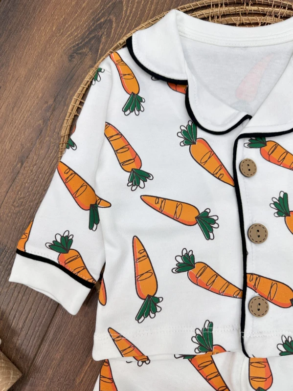 %100 Pamuk Yumuşak Doku Havuç Baskılı Rahat Kalıp Kruvaze Yaka Mevsimlik Unisex Bebek Pijama Takımı