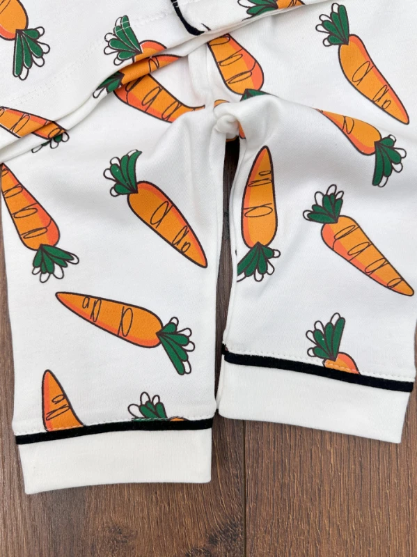 %100 Pamuk Yumuşak Doku Havuç Baskılı Rahat Kalıp Kruvaze Yaka Mevsimlik Unisex Bebek Pijama Takımı
