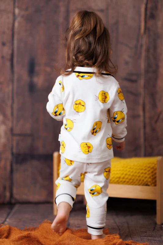 %100 Pamuk Yumuşak Doku Tweety Baskılı Rahat Kalıp Kruvaze Yaka Mevsimlik Unisex Bebek Pijama Takımı