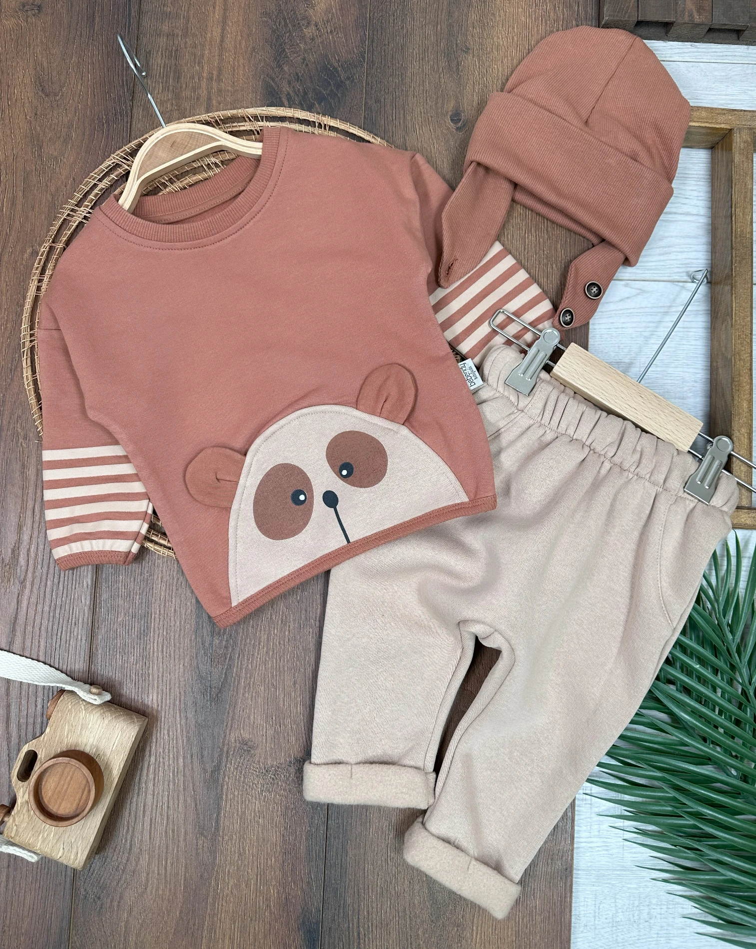 Ayıcık Baskılı Şeritli Kol Detaylı Kulaklı Bere Oversize 3lü Erkek Bebek Takım - KAHVE