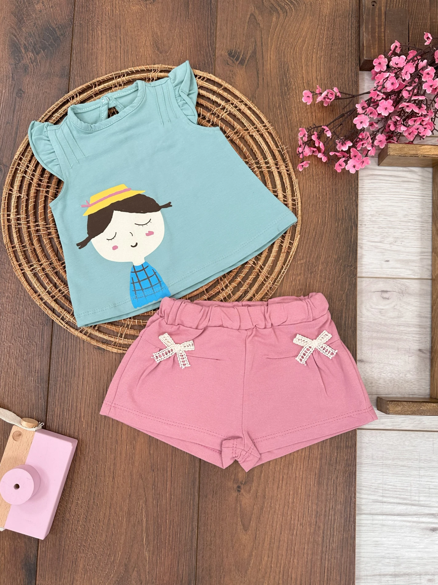 Şapkalı Kız Baskılı Omuz Fırfır Detaylı Yazlık Kız Bebek Takım  - TURKUAZ