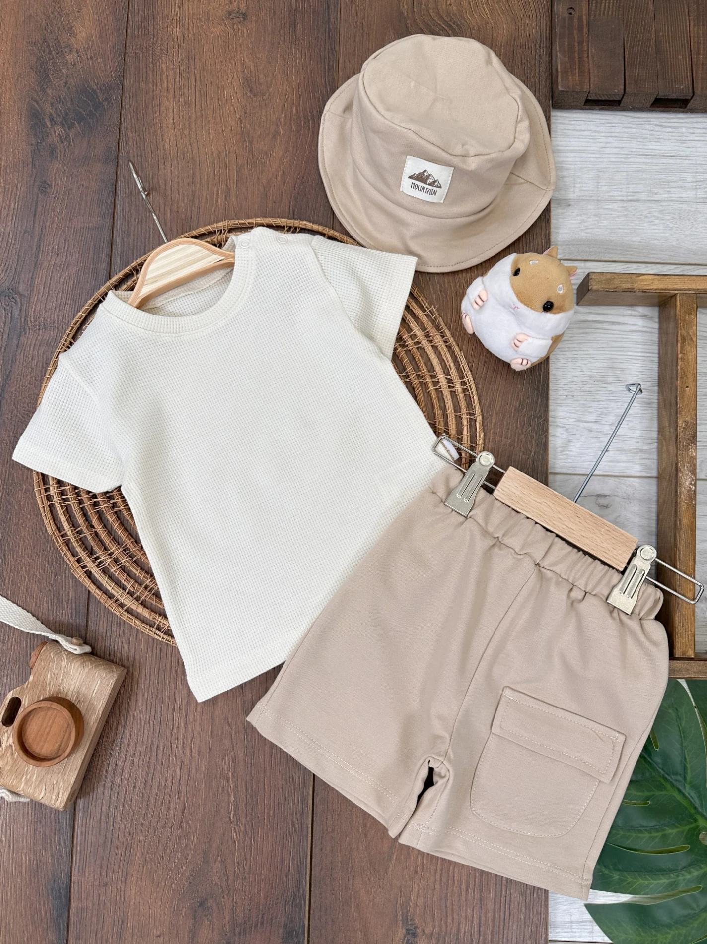 Oversize Geniş Kalıp Safari Şapkalı Cep Detaylı Omuzdan Çıtçıtlı Waffle Tshirt Yazlık Erkek Bebek Takım - BEJ