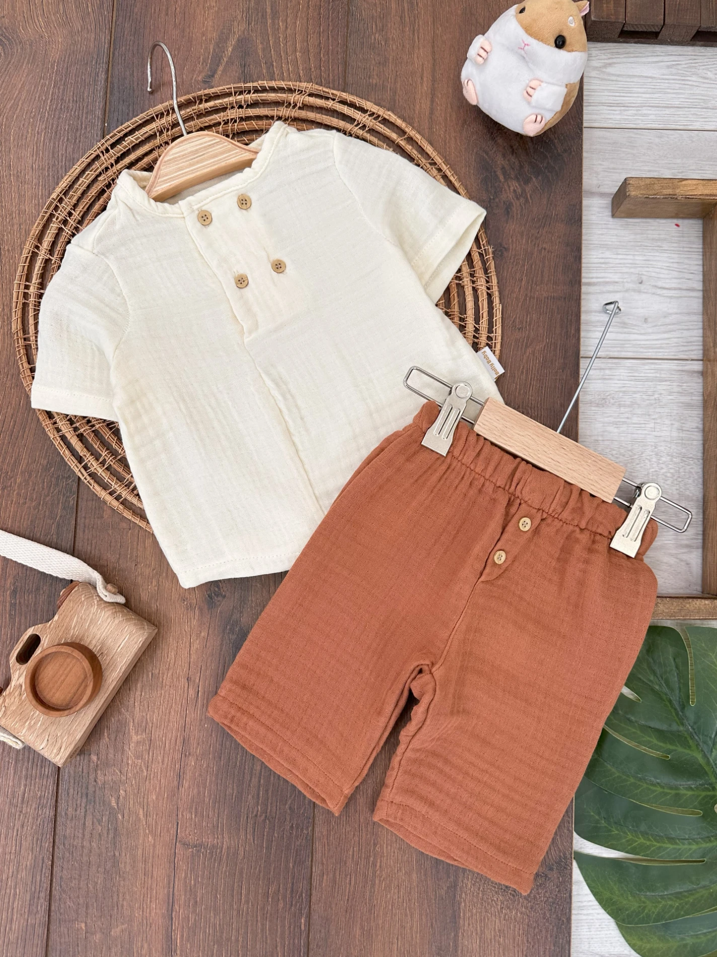Müslin Kumaş Oversize Düğme Detaylı Kapri Yazlık Erkek Bebek Takım - ÇİKOLATA