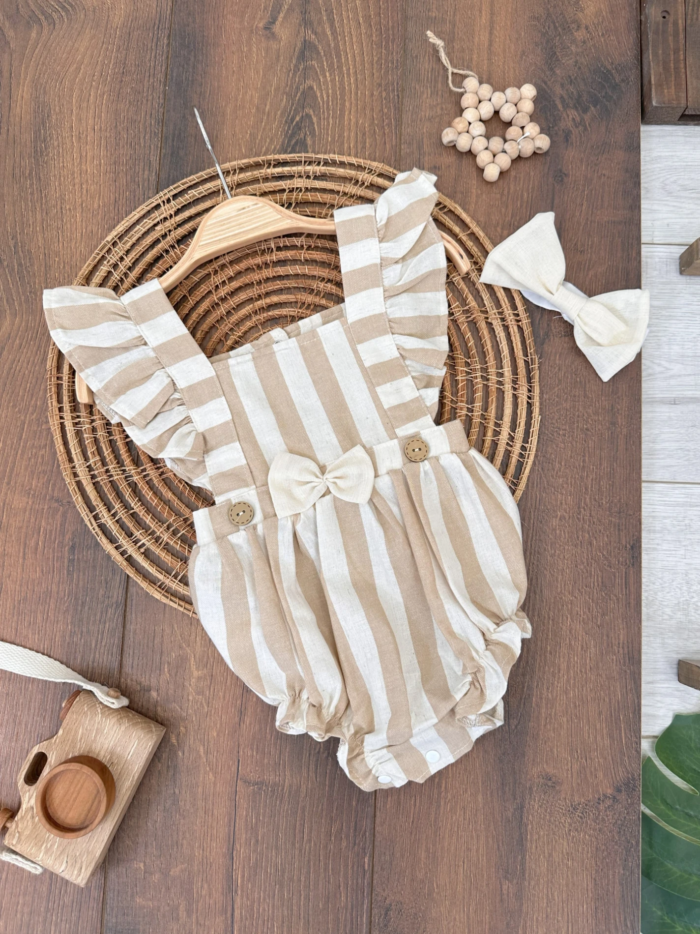 Keten Fiyonk Detaylı Bandanalı Omuz Fırfırlı Alttan Çıtçıtlı Romper Kız Bebek Takım/Tulum - SÜTLÜ KAHVE