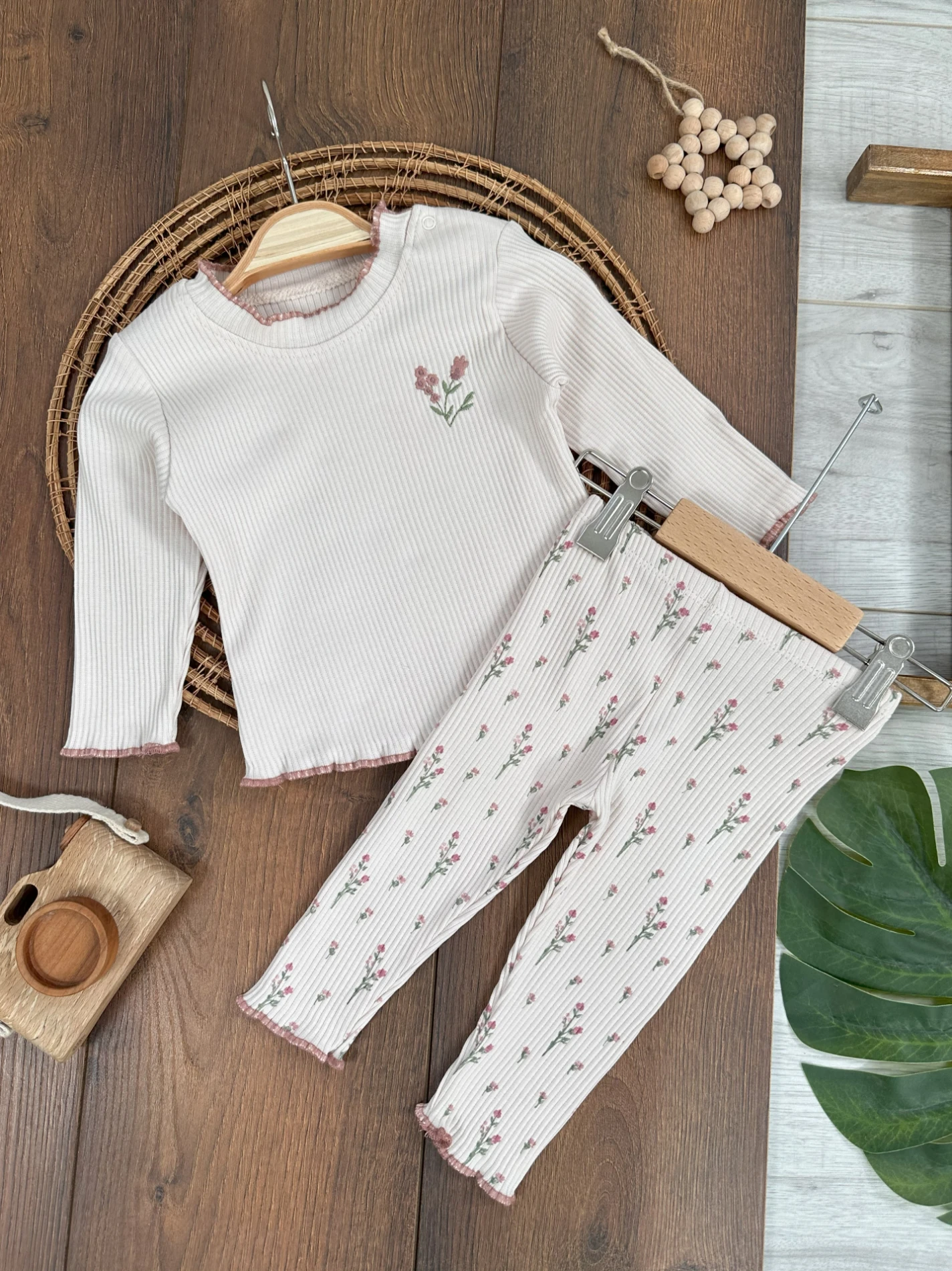 Kaşkorse Esnek Çiçek Desen Omuzdan Çıtçıtlı Mevsimlik Kız Bebek Alt/Üst 2li Takım