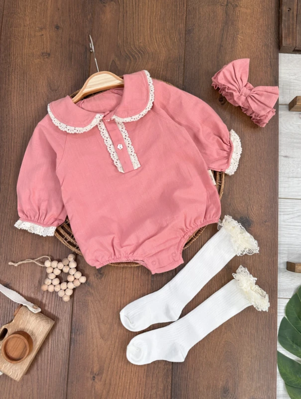 Keten Güpürlü Dantelli Çorap Bandanalı Romper Kız Bebek Tulum 3lü Takım