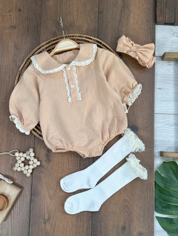 Keten Güpürlü Dantelli Çorap Bandanalı Romper Kız Bebek Tulum 3lü Takım