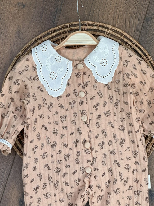 Müslin Kumaş Yaka Güpürlü Önden Düğmeli Alttan Çıtçıtlı Çiçek Desen Kız Bebek Tulum