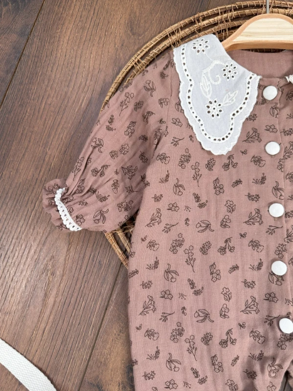 Müslin Kumaş Yaka Güpürlü Önden Düğmeli Alttan Çıtçıtlı Çiçek Desen Kız Bebek Tulum
