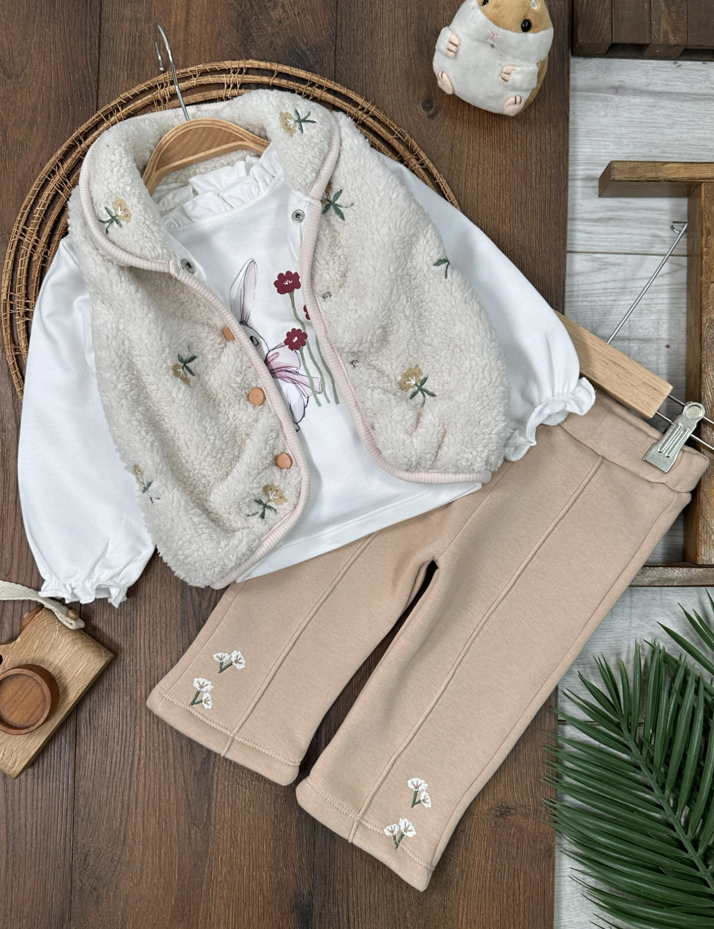 Peluş Yelek Çiçek Nakışlı Tavşan Baskılı 3 İplik İçi Pamuklu Pantolon Kışlık Kız Bebek Takım - BEJ