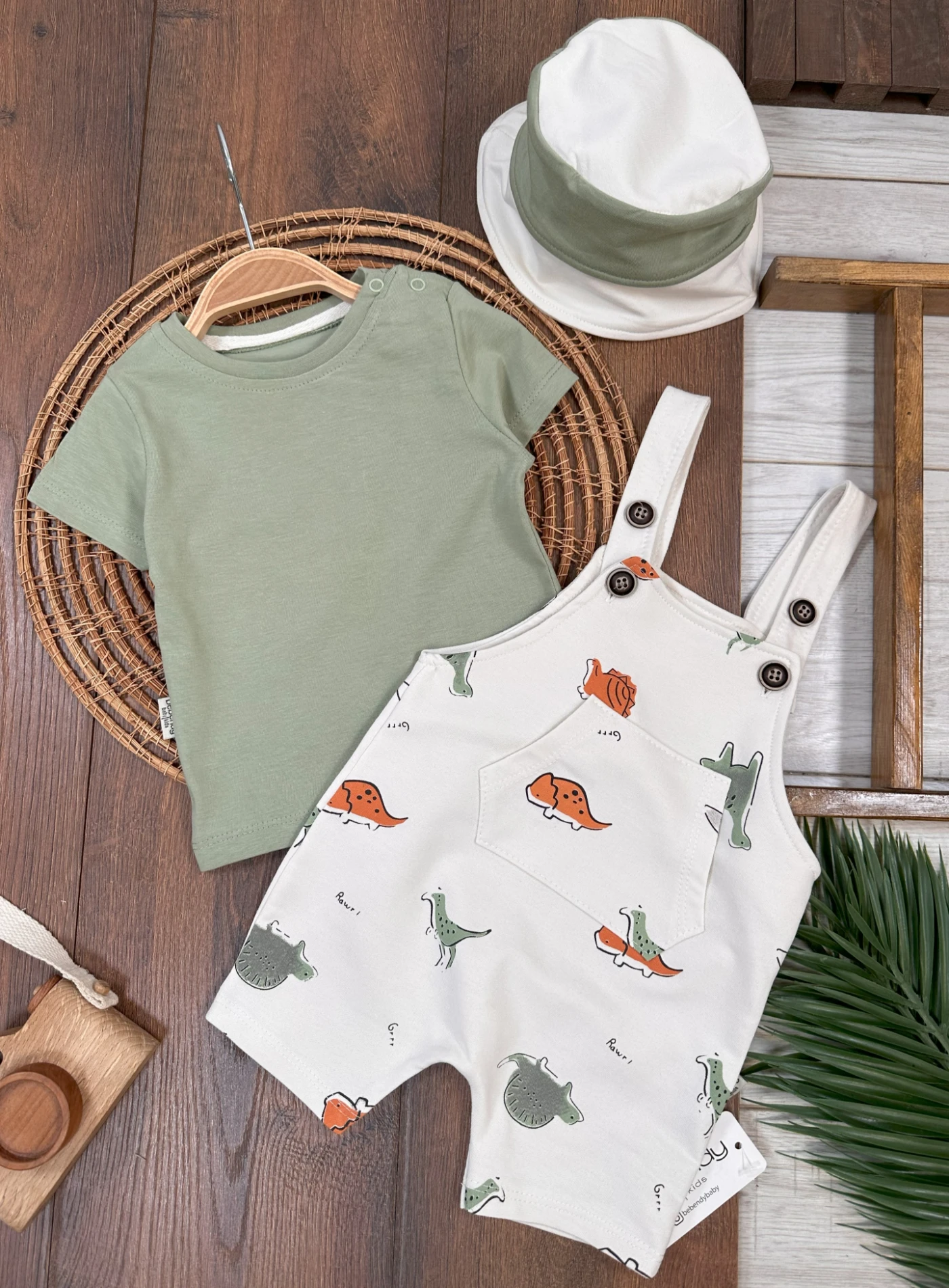 Dinozor Baskılı Safari Şapkalı Omuzdan Çıtçıtlı Badi Yazlık Salopet Erkek Bebek Takım - YEŞİL