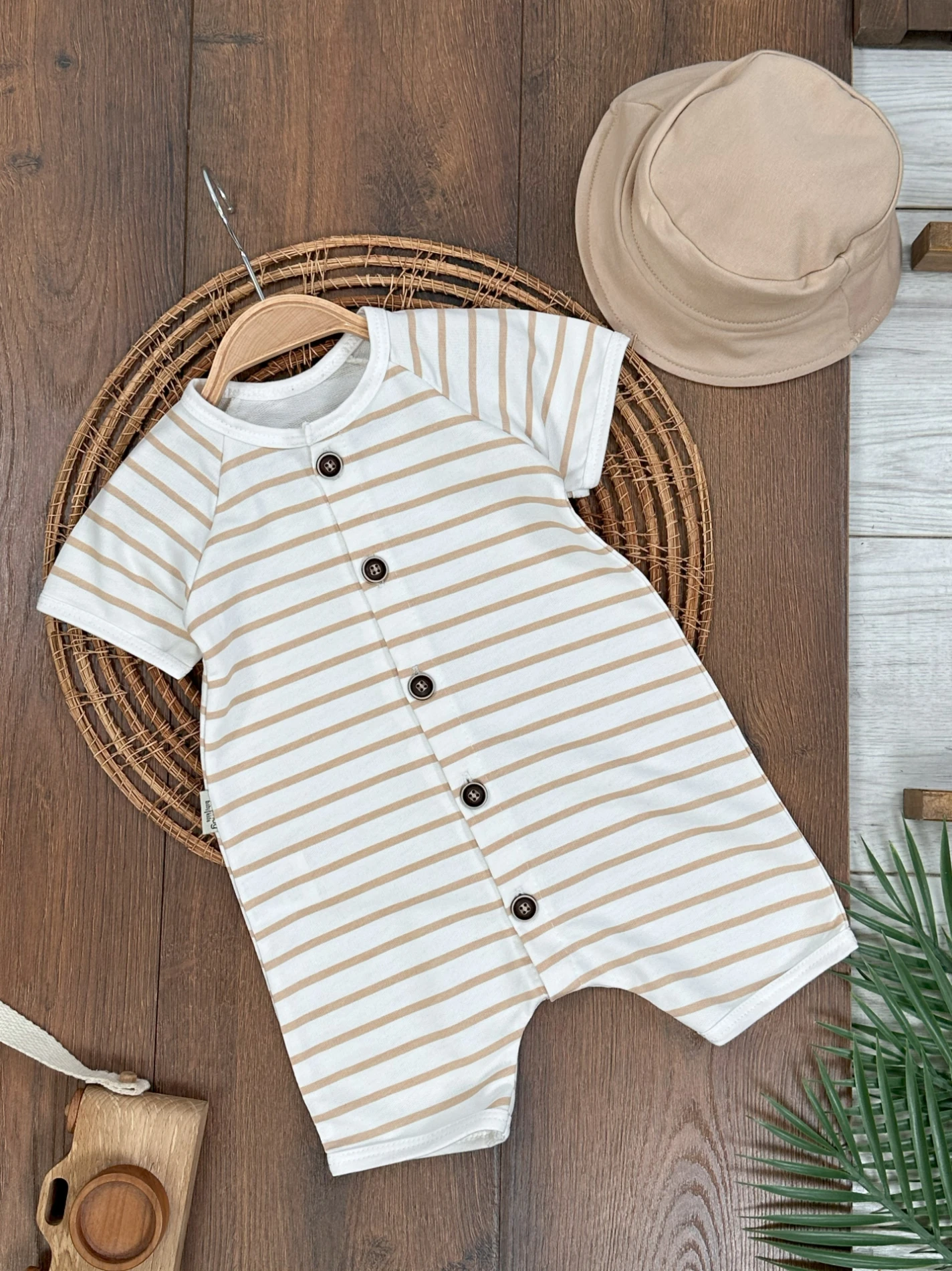 Çizgili Şapkalı Önden Düğmeli Yazlık Erkek Bebek Tulum - BEJ