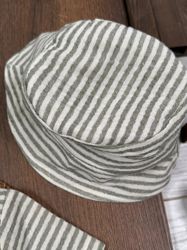 Müslin Çizgili Safari Şapkalı Düğmeli Cep Detaylı Şortlu Yazlık Erkek Bebek Takım - YEŞİL