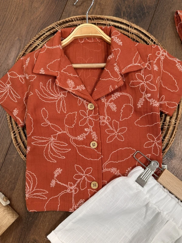 Müslin Hawaii Çiçek Baskılı Safari Şapkalı Düğmeli Şortlu Yazlık Erkek Bebek/Çocuk Takım - KİREMİT